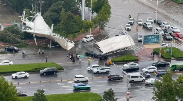 配资吧 充电站大棚被吹落马路致车辆倒扣1人死亡？山东德州交警：一小孩受伤